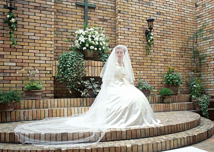 点击大图看下一张：身穿白婚纱的新娘图片