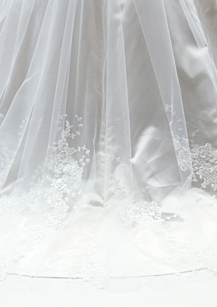 点击大图看下一张：身穿白婚纱的新娘图片