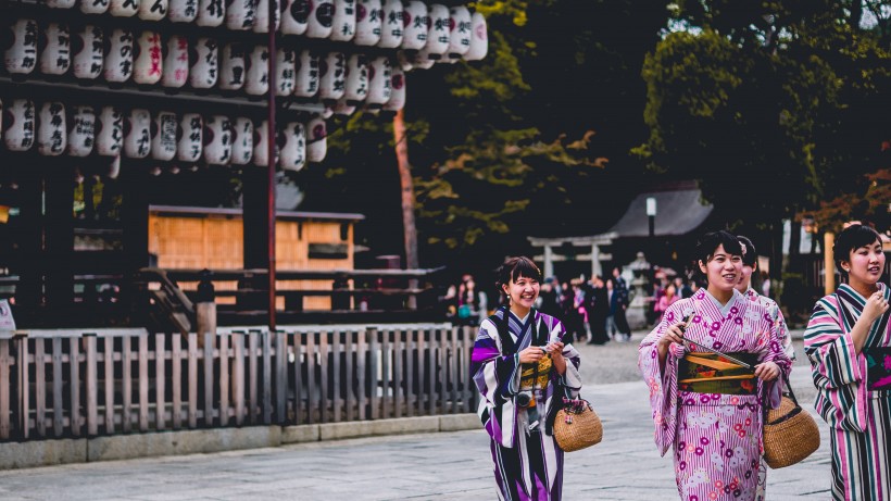 点击大图看下一张：穿着传统和服的日本人图片