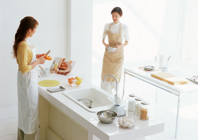 点击大图看下一张：厨房里的女人图片