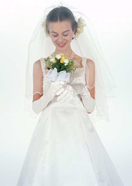 点击大图看下一张：手拿鲜花的新娘图片