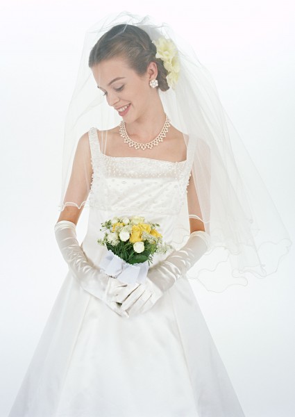 点击大图看下一张：手拿鲜花的新娘图片