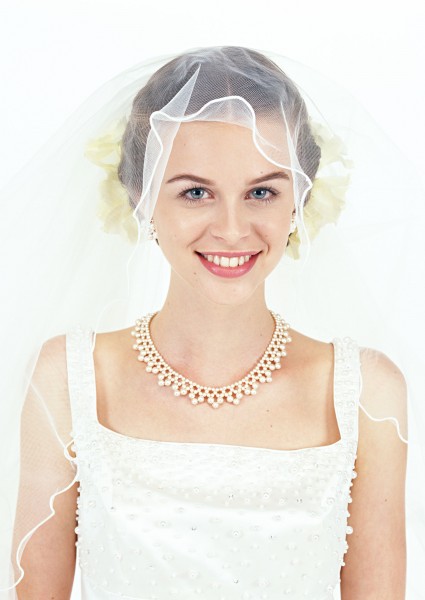 点击大图看下一张：戴着头纱的新娘图片