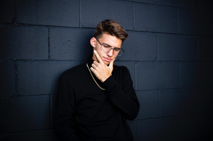 点击大图看下一张:带着眼镜的男子图片