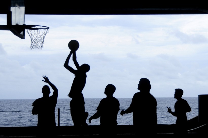 点击大图看下一张：打篮球的男生图片