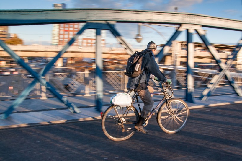 点击大图看下一张：骑着单车的人物图片