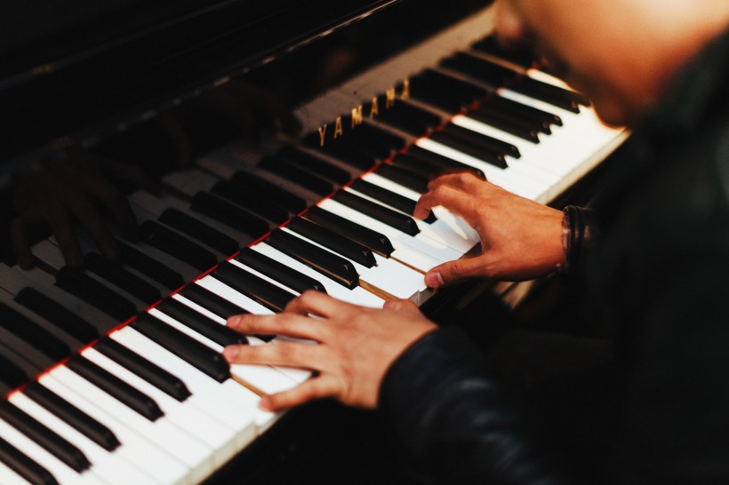 点击大图看下一张：弹钢琴的手图片