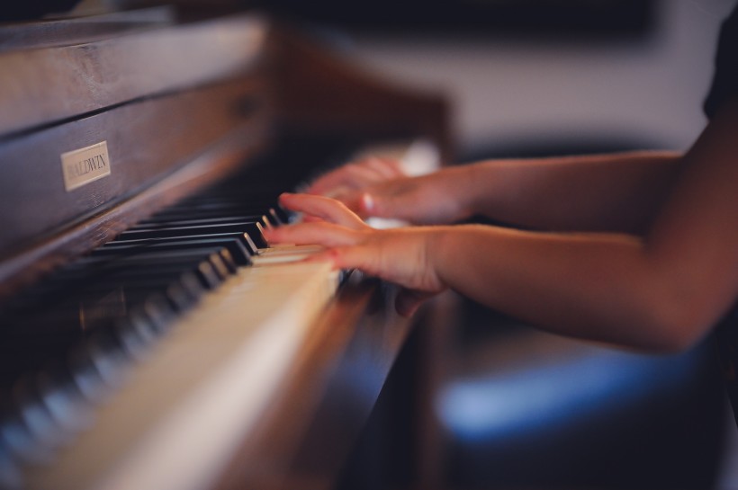 点击大图看下一张：弹钢琴的手图片