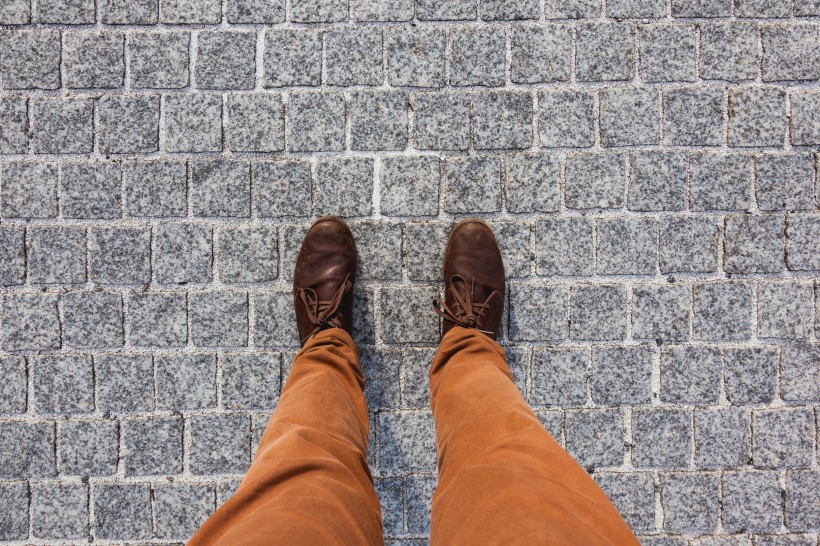 点击大图看下一张：站立的人踩在地上的脚图片