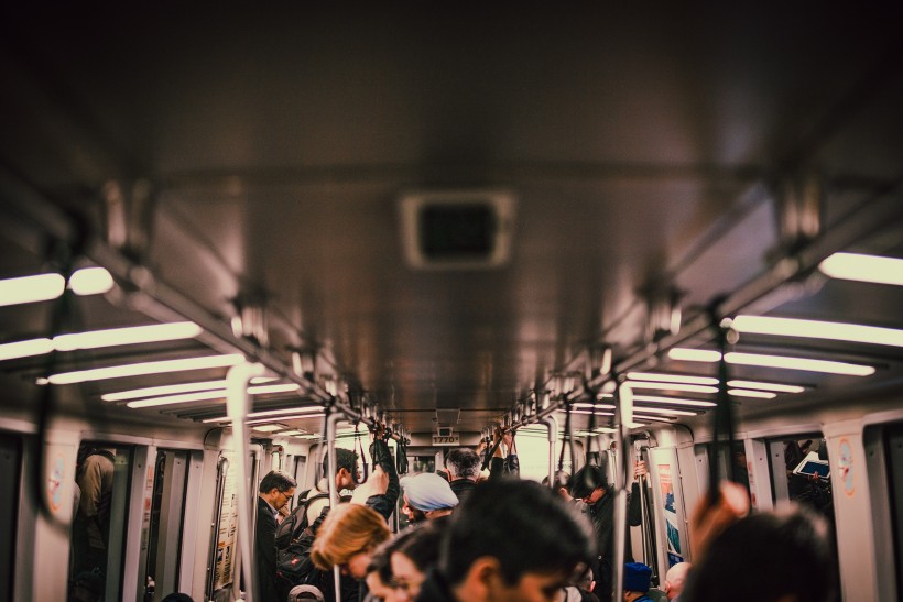 点击大图看下一张：地铁中的人群图片