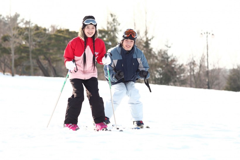 点击大图看下一张：冬季休闲滑雪情侣图片