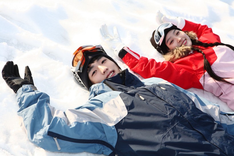 点击大图看下一张：冬季休闲滑雪情侣图片