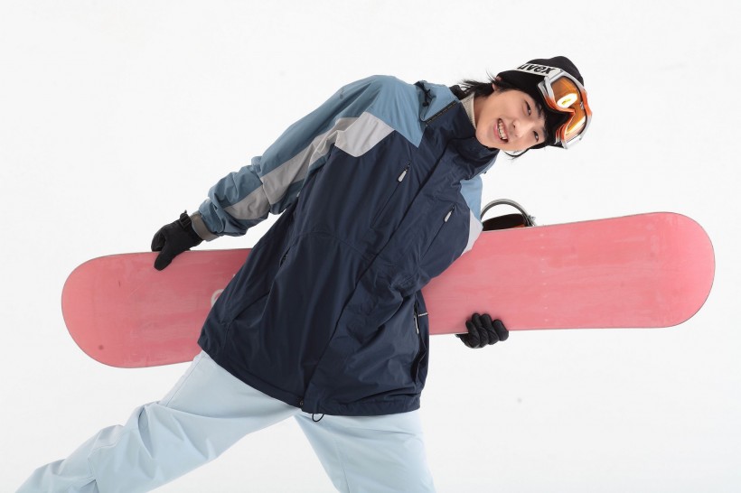 点击大图看下一张：冬季休闲运动男性滑雪图片