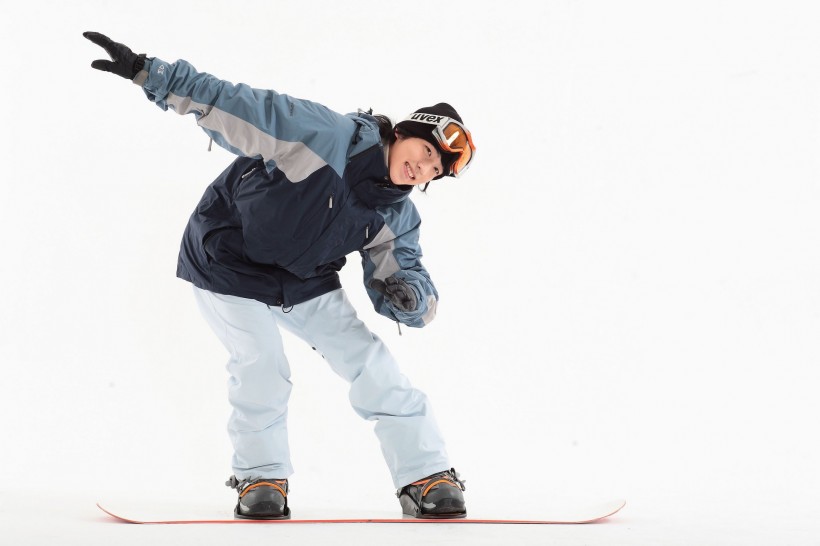 点击大图看下一张：冬季休闲运动男性滑雪图片