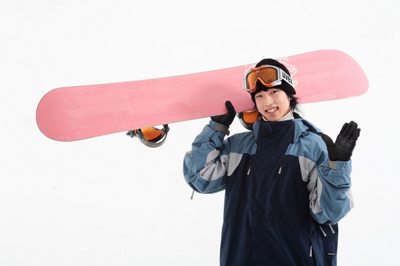 点击大图看下一张：冬季休闲运动男性滑雪图片