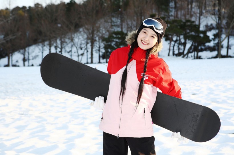 点击大图看下一张：冬季休闲女性滑雪图片