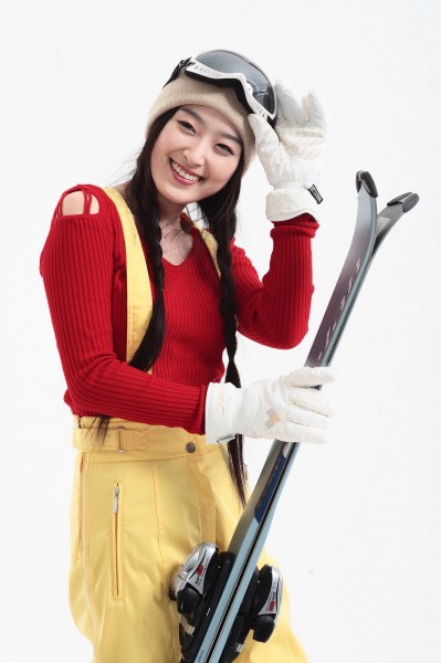 点击大图看下一张:冬季休闲女性滑雪图片