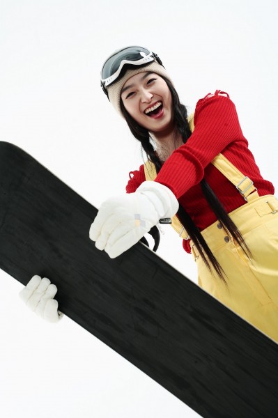 点击大图看下一张:冬季休闲女性滑雪图片