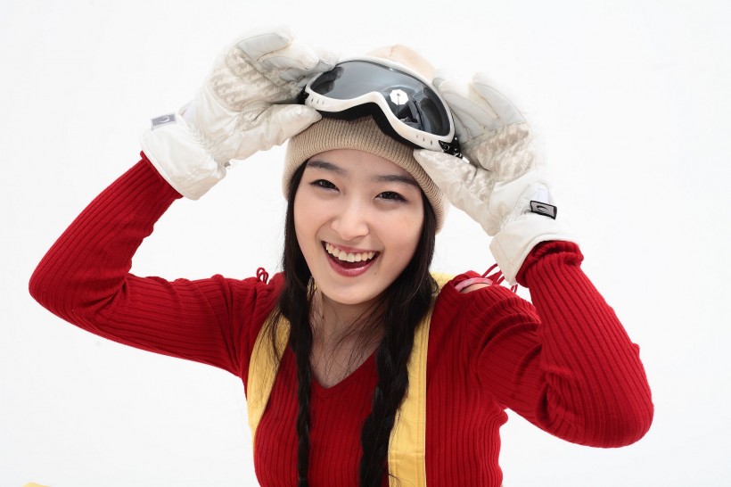 点击大图看下一张：冬季休闲女性滑雪图片