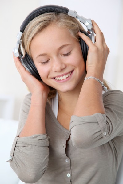 点击大图看下一张：用耳机听音乐的时尚青年图片