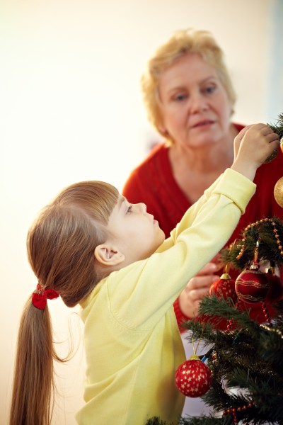 点击大图看下一张：装扮圣诞树的儿童图片