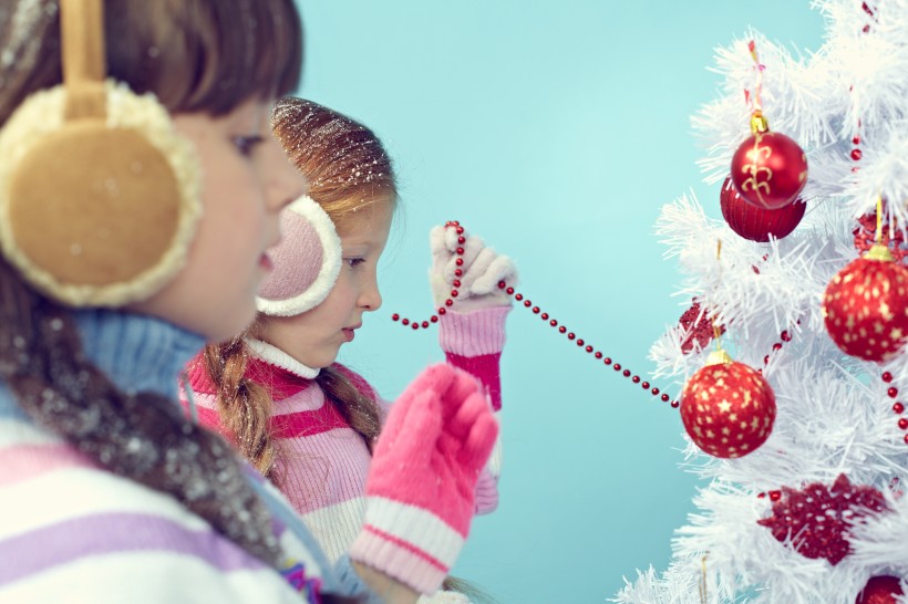点击大图看下一张：装扮圣诞树的儿童图片