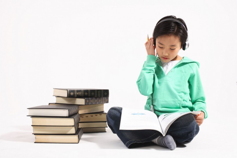 点击大图看下一张：儿童和书籍图片