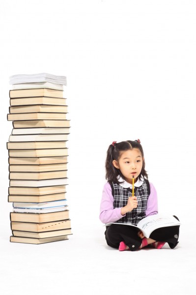 点击大图看下一张:儿童和书籍图片