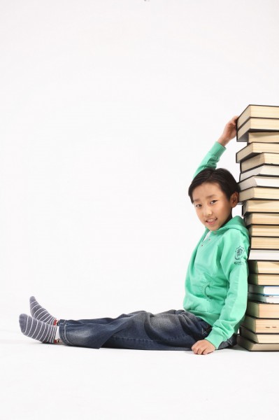 点击大图看下一张：儿童和书籍图片