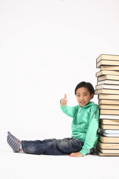 点击大图看下一张:儿童和书籍图片