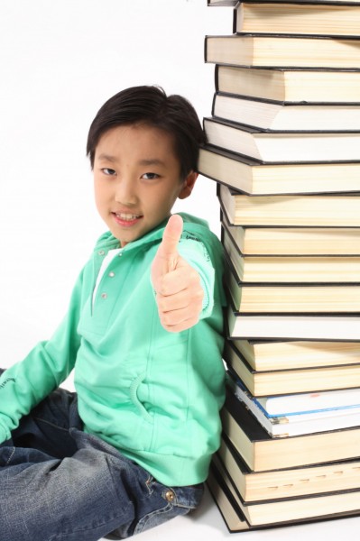 点击大图看下一张:儿童和书籍图片