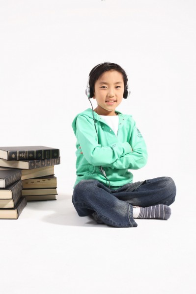 点击大图看下一张:儿童和书籍图片