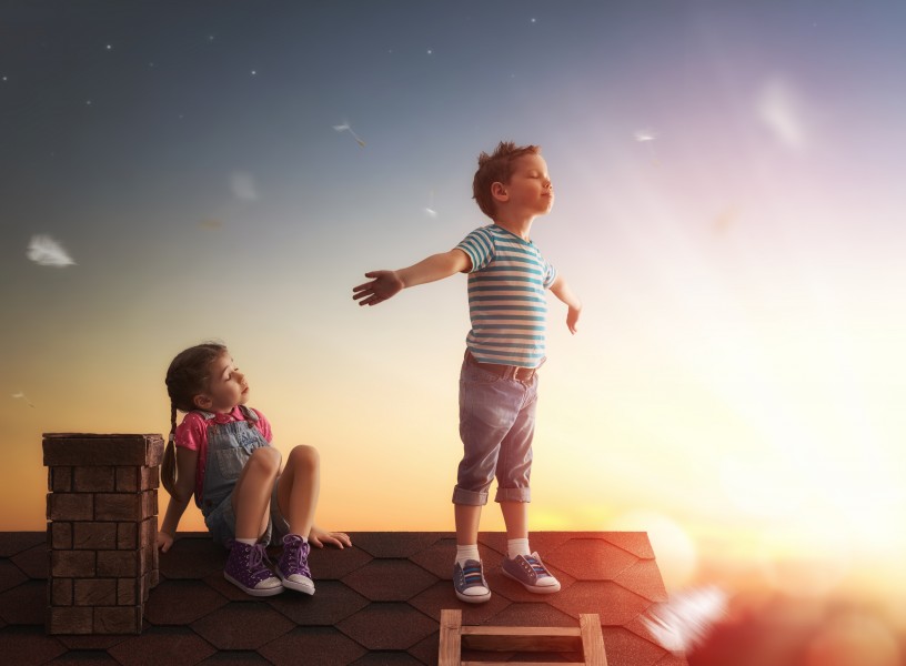 点击大图看下一张：可爱儿童在屋顶的幻想图片
