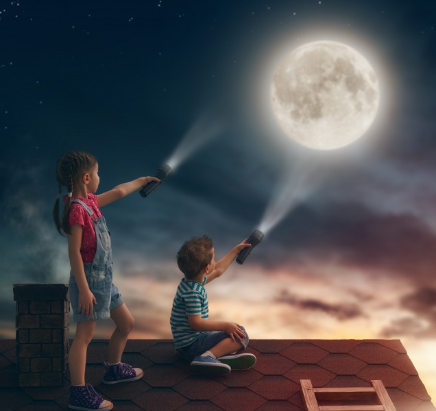 点击大图看下一张：可爱儿童在屋顶的幻想图片