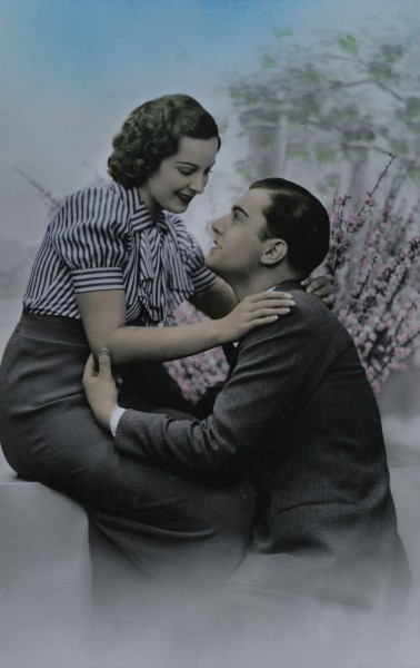 点击大图看下一张：复古彩色情侣影像图片