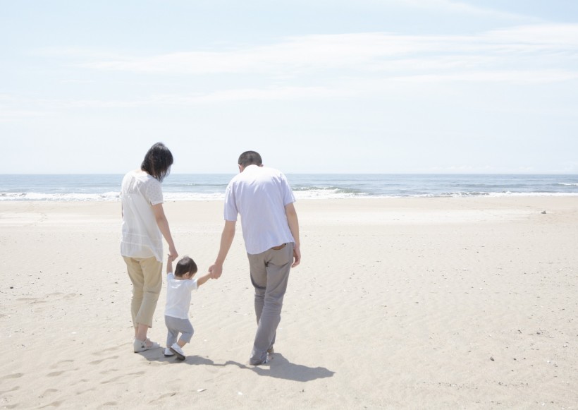 点击大图看下一张：父母带宝宝去海边游玩图片