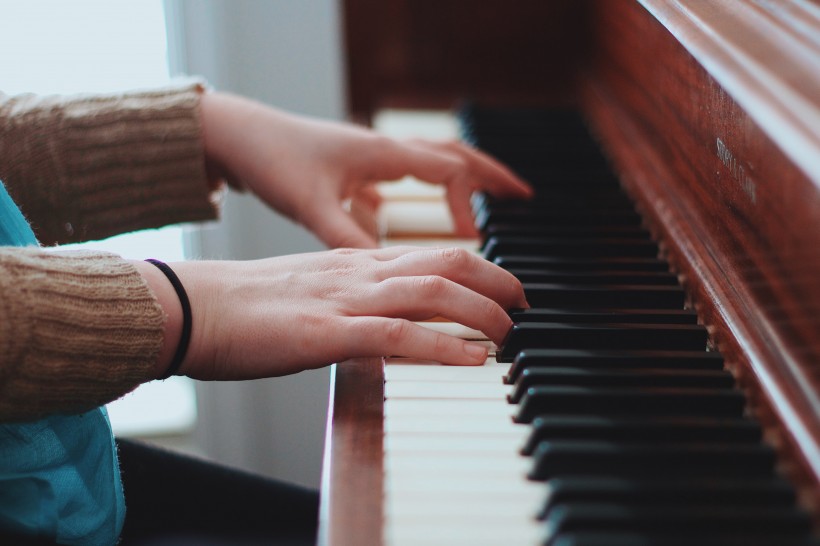 点击大图看下一张：弹钢琴的音乐爱好者图片