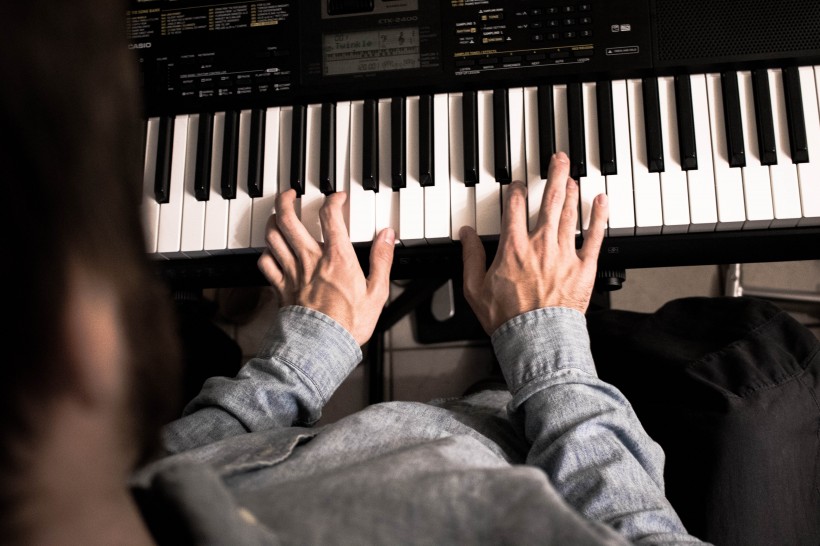 点击大图看下一张：弹钢琴的音乐爱好者图片