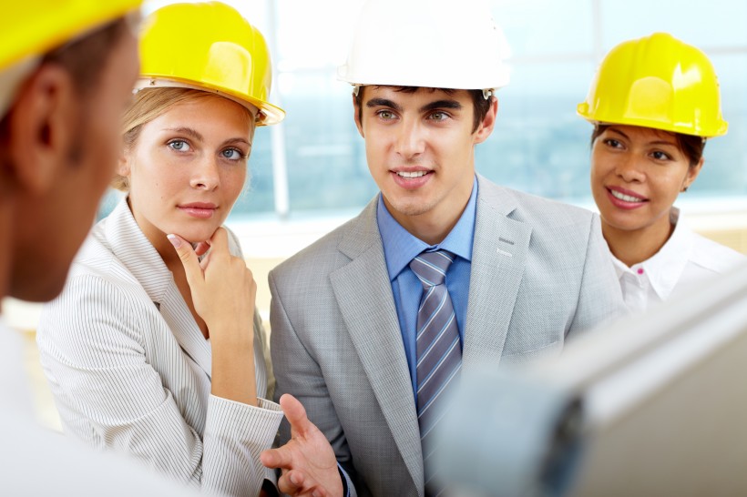 点击大图看下一张：戴着黄色安全帽的工程师图片