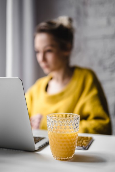 点击大图看下一张:在使用苹果笔记本工作的年轻女孩图片