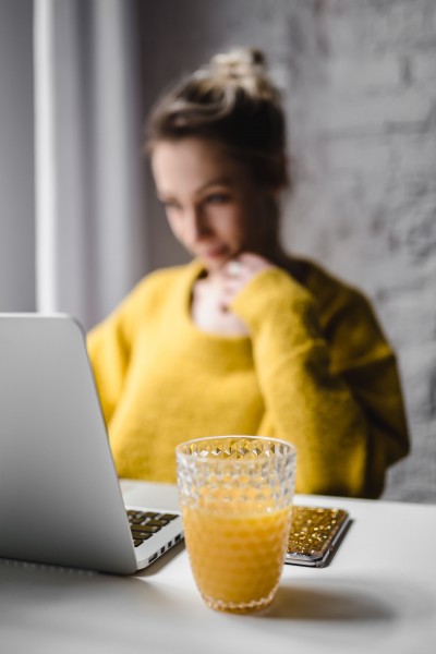 点击大图看下一张:在使用苹果笔记本工作的年轻女孩图片