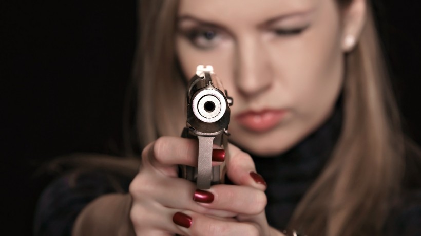 点击大图看下一张：持枪的美女图片