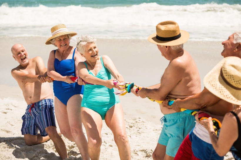 点击大图看下一张：老年人海边运动聚会度假图片