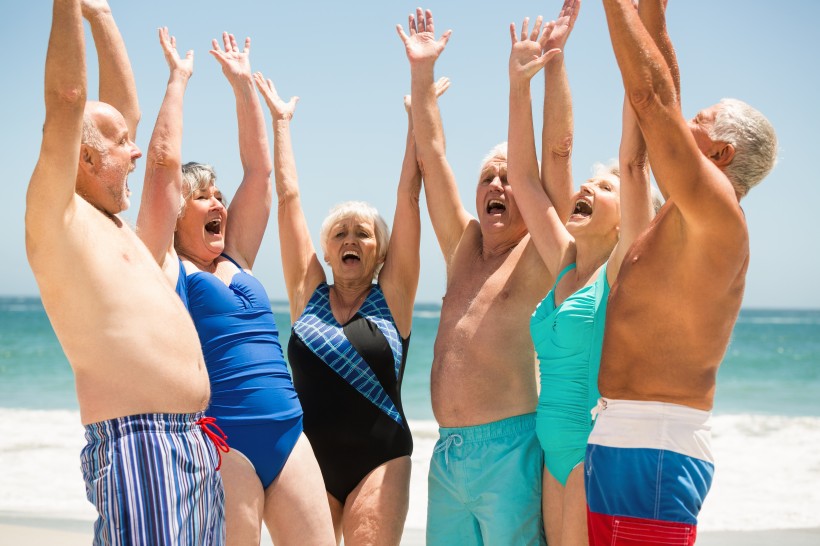 点击大图看下一张：老年人海边运动聚会度假图片