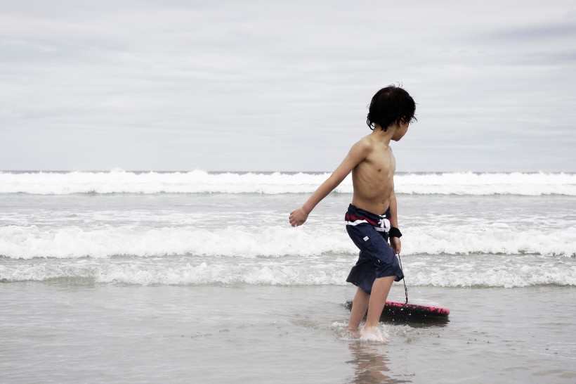 点击大图看下一张：在海边玩耍的可爱儿童图片