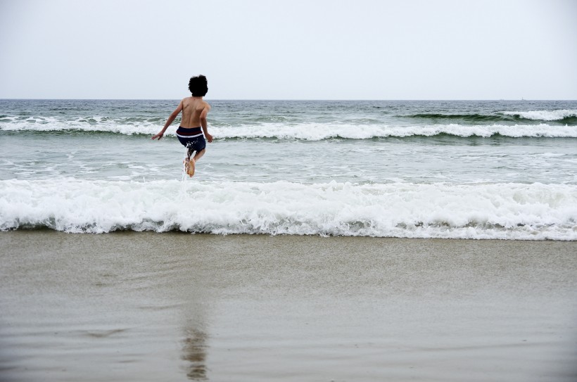 点击大图看下一张：在海边玩耍的可爱儿童图片