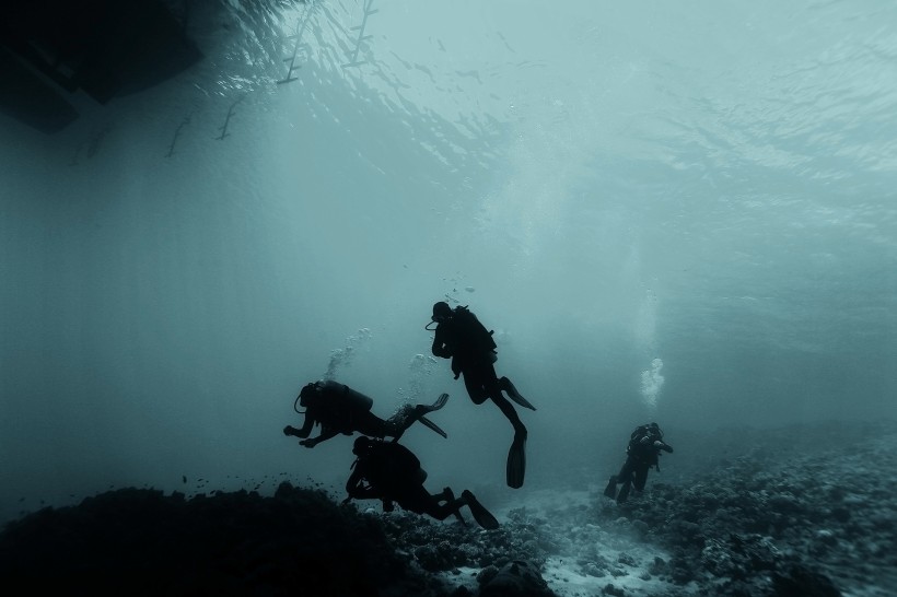 点击大图看下一张：海底潜水人物图片