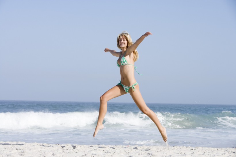 点击大图看下一张：海滩活力女生图片