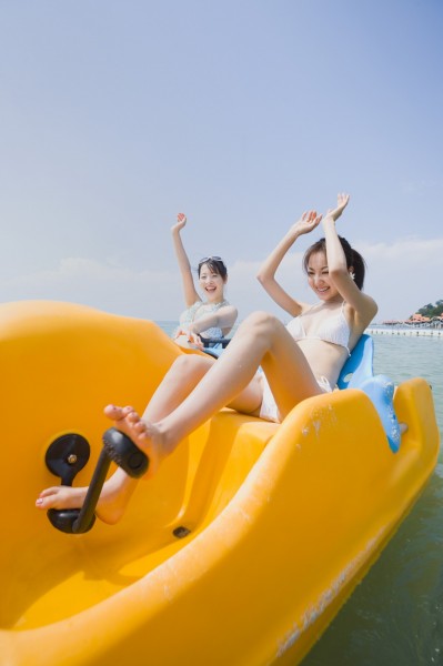 点击大图看下一张:海滩女孩图片