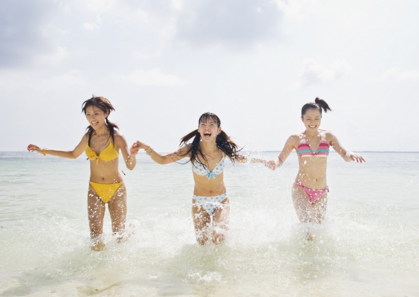 点击大图看下一张：海滩泳装少女图片